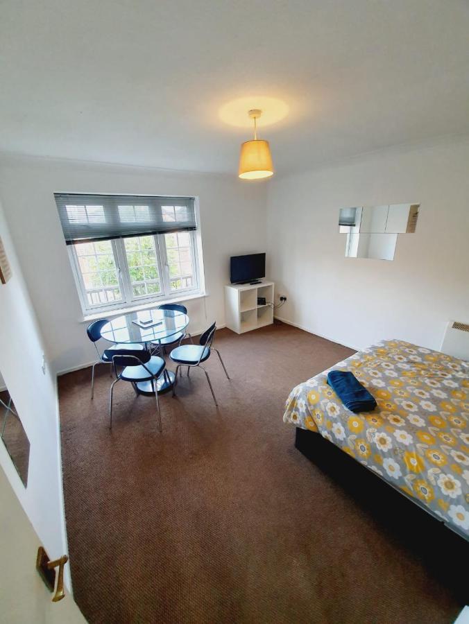 2 Bedroom Rayleigh Apartment Esterno foto
